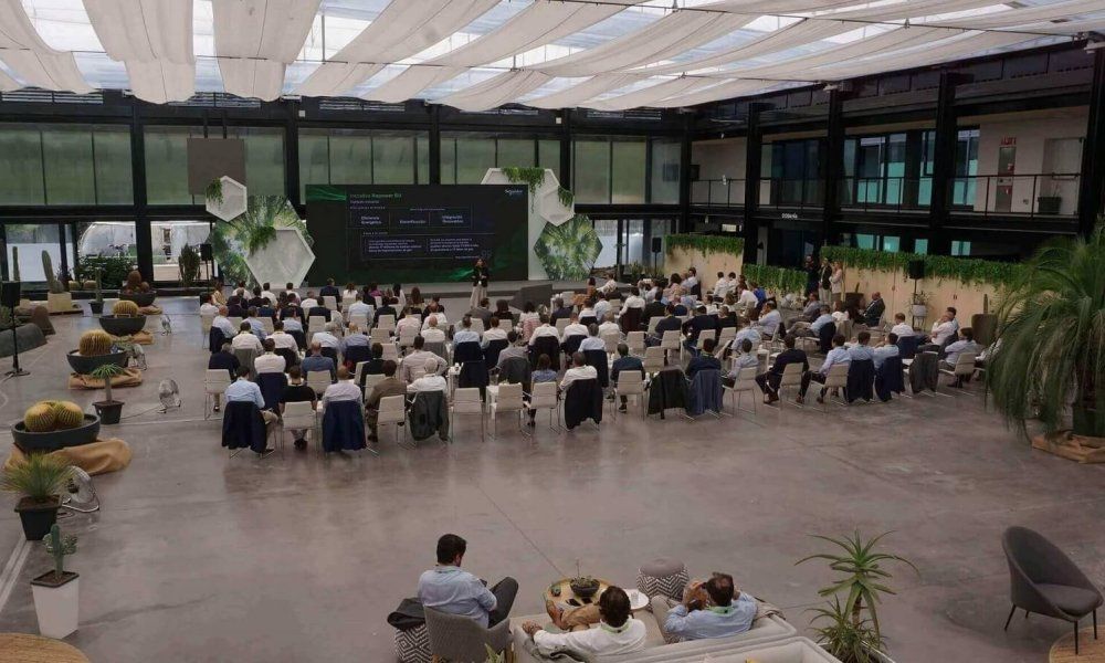 Schneider Electric narra a la distribución su evolución desde “un mundo físico multicanal a un mundo digital omnicanal”