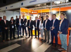 Varios miembros del Comité Ejecutivo de Fenie, junto al stand de Ledvance