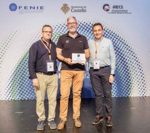 Entrega de premio a Circutor, por la mejor ponencia