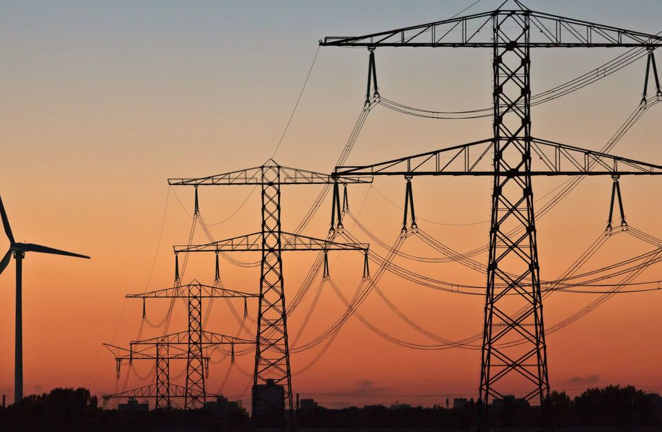 El retraso de la transformación del sector eléctrico: la electrificación debería crecer del 20 % al 55 % en 2050