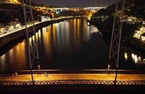 Televés ilumina el puente Luís I, símbolo de la ciudad de Oporto