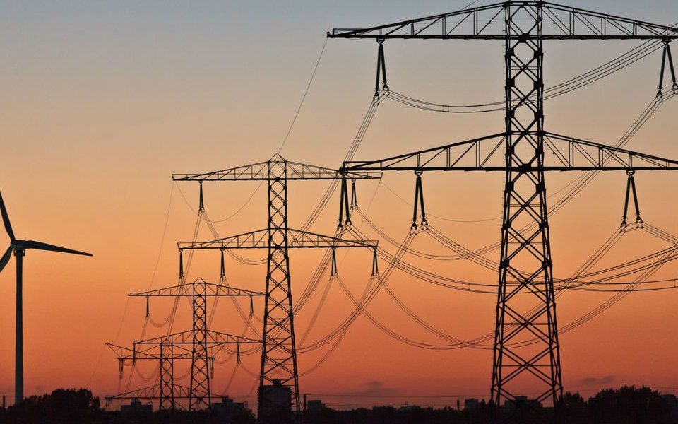 El retraso de la transformación del sector eléctrico: la electrificación debería crecer del 20 % al 55 % en 2050