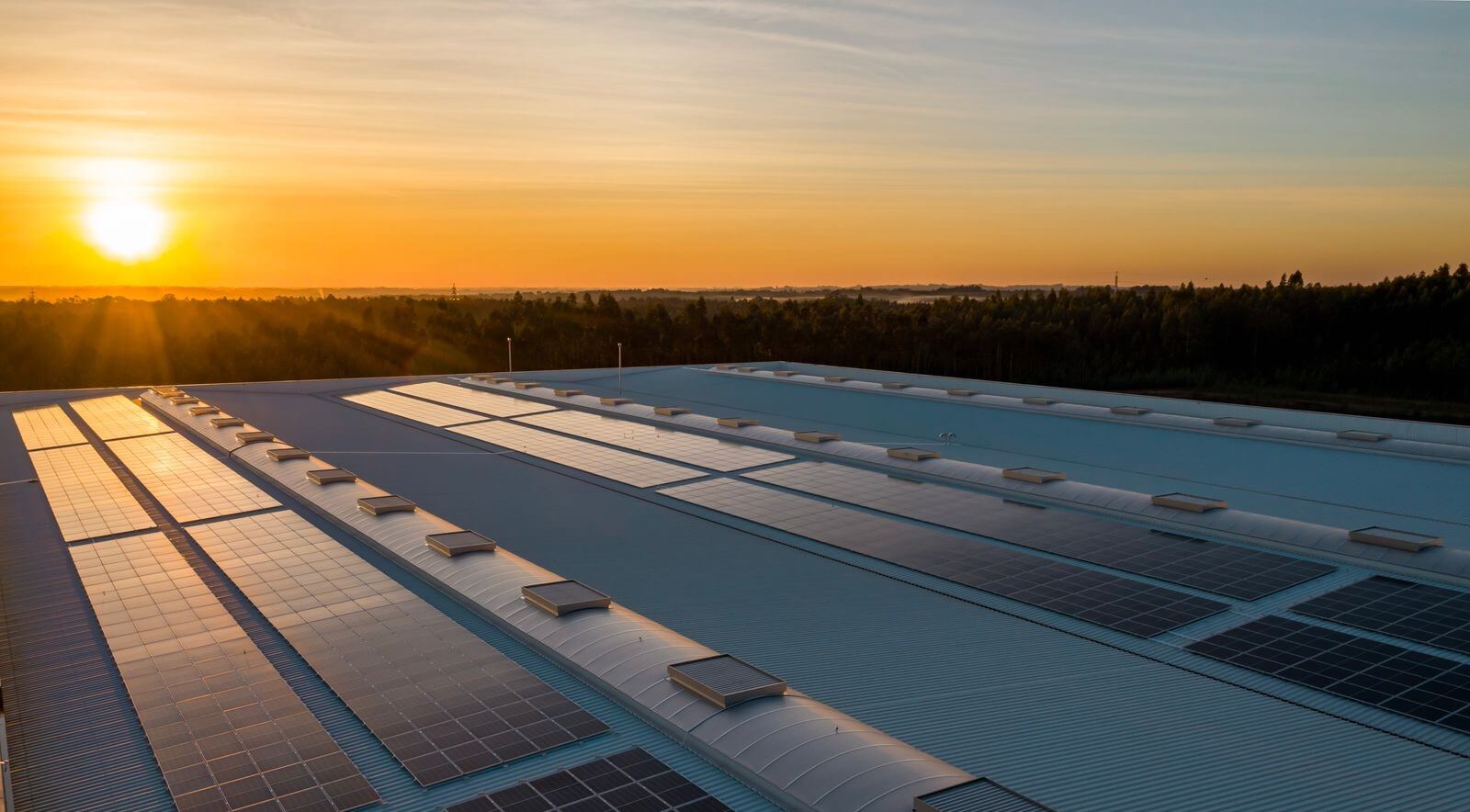 La compañía renovable Ekhi integra a la comercializadora Vesqa y sus soluciones de autoconsumo industrial