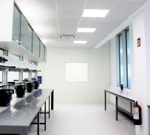 Trilux ilumina una fábrica mundial de vectores de terapia génica