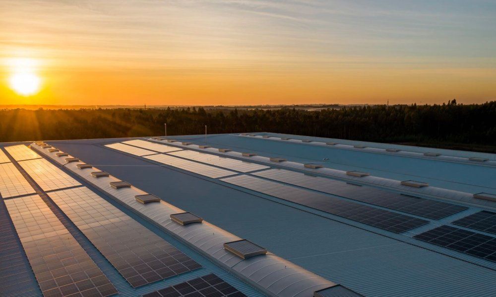 La compañía renovable Ekhi integra a la comercializadora Vesqa y sus soluciones de autoconsumo industrial