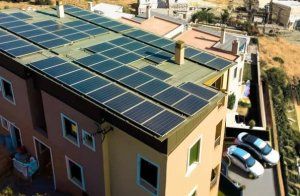A un vehículo eléctrico le basta con los excedentes del autoconsumo, según un estudio de la Fundación Renovables