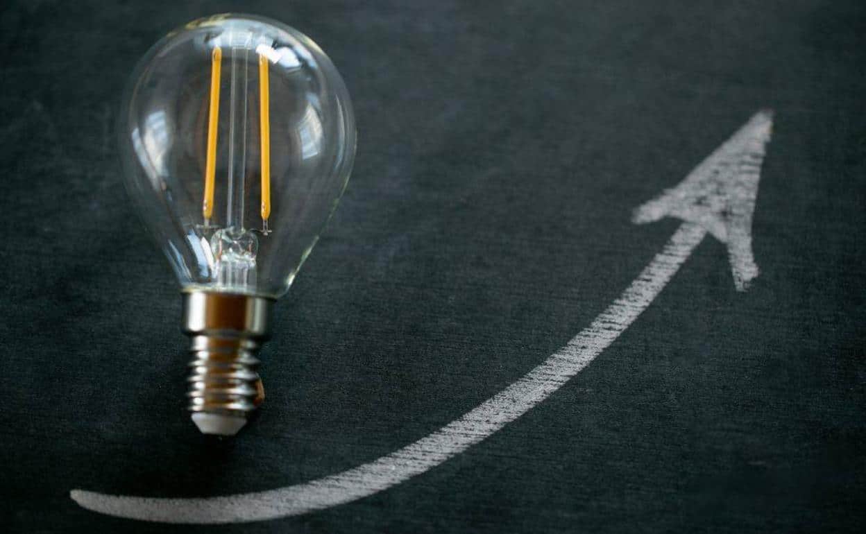 La CNMC exige a las compañías eléctricas informar mejor al revisar el precio de los contratos