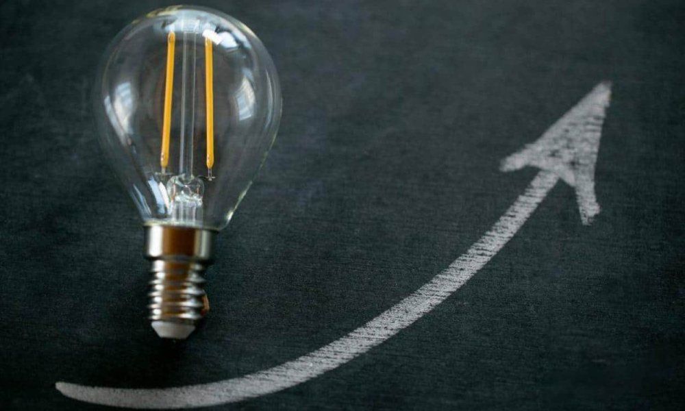 La CNMC exige a las compañías eléctricas informar mejor al revisar el precio de los contratos