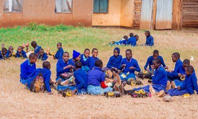 Prysmian Group dona 250 lámparas solares a una escuela de primaria, en Tanzania