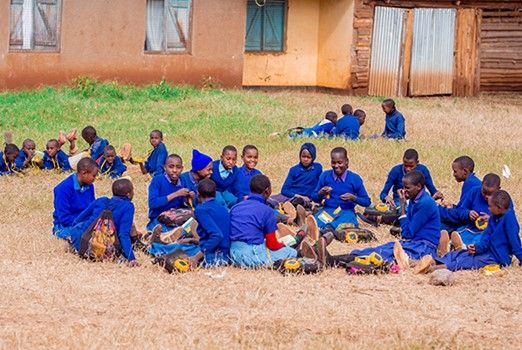 Prysmian Group dona 250 lámparas solares a una escuela de primaria, en Tanzania