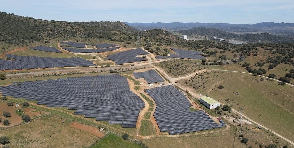Alter Enersun pone en marcha dos nuevas plantas fotovoltaicas en Extremadura