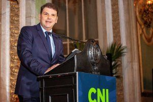 El presidente de CNI, Luis Nevares, se dirige a los invitados a la gala