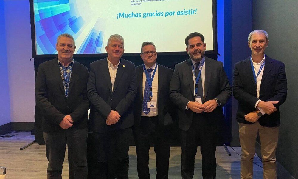 Miguel Ángel Gómez, reelegido como presidente de Fenie, posa junto a su Comité Ejecutivo