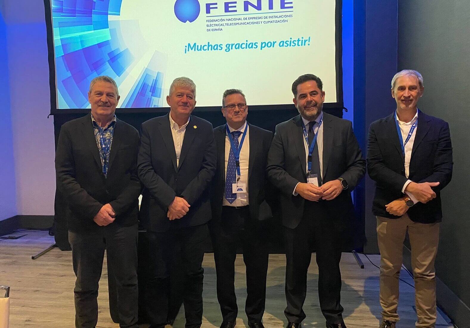 Miguel Ángel Gómez, reelegido como presidente de Fenie, posa junto a su Comité Ejecutivo