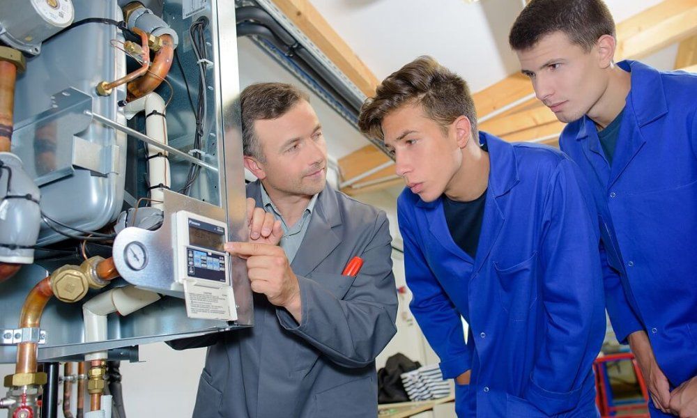 Se buscan candidatos para firmar un contrato indefinido como instaladores, tanto jóvenes como senior