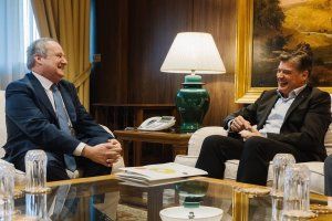 La PMcM se reúne con el ministro de Industria y le pide que se agilice el reglamento de la facturación electrónica