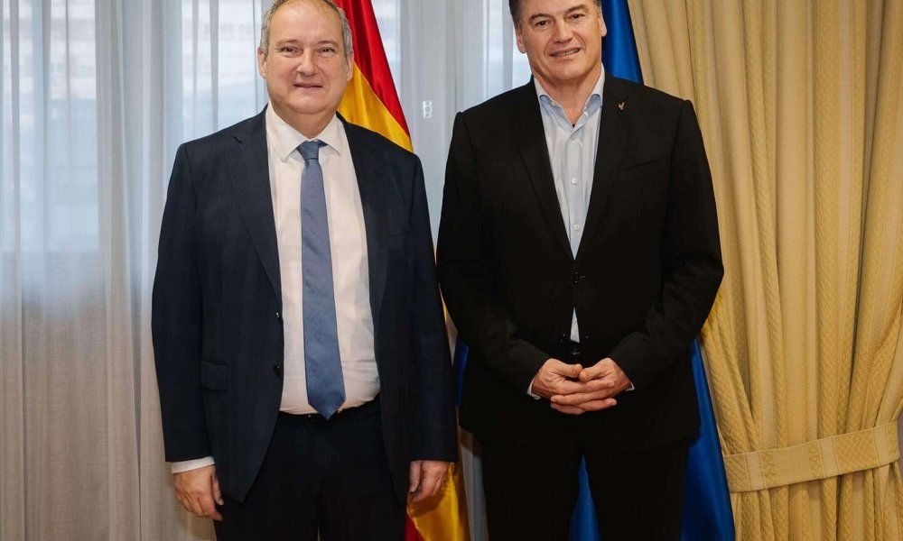 La PMcM se reúne con el ministro de Industria y le pide que se agilice el reglamento de la facturación electrónica