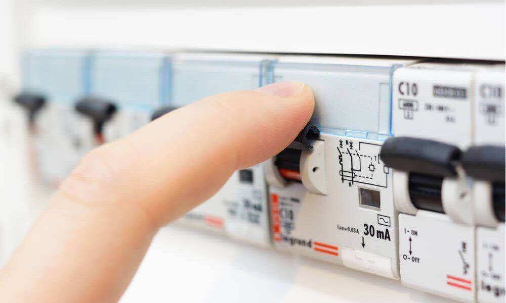 Un manual técnico de interruptores automáticos, obsequio a los visitantes de Eficam 2024