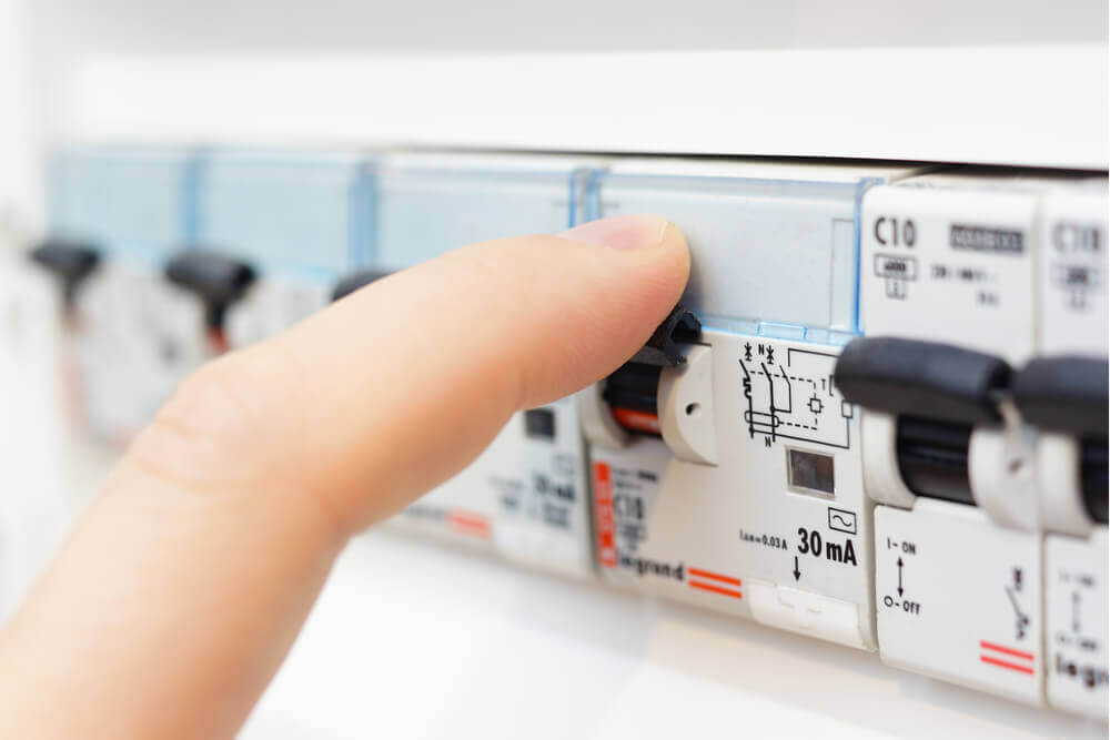 Un manual técnico de interruptores automáticos, obsequio a los visitantes de Eficam 2024