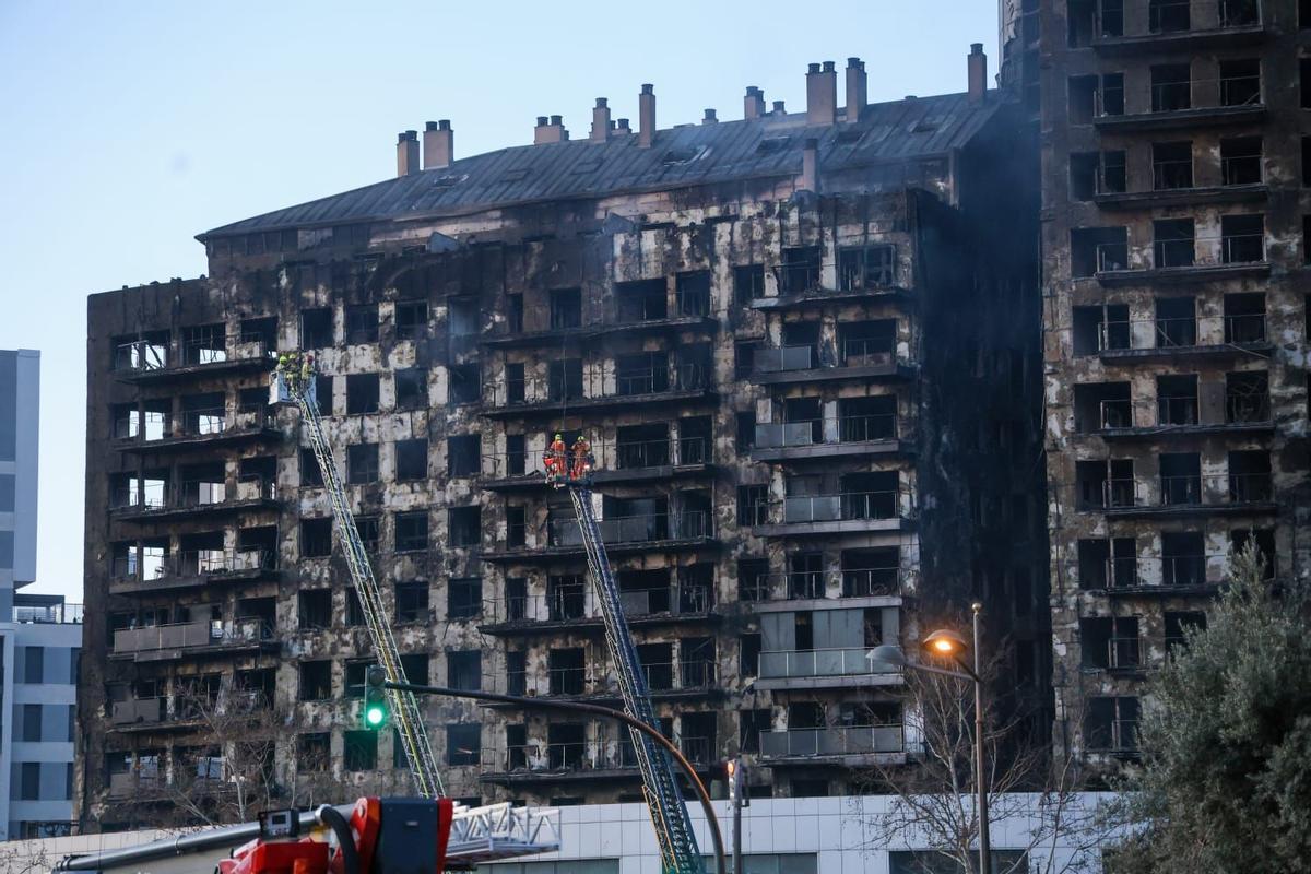 Un fallo eléctrico, principal hipótesis de la causa del incendio en el edificio de viviendas de Valencia