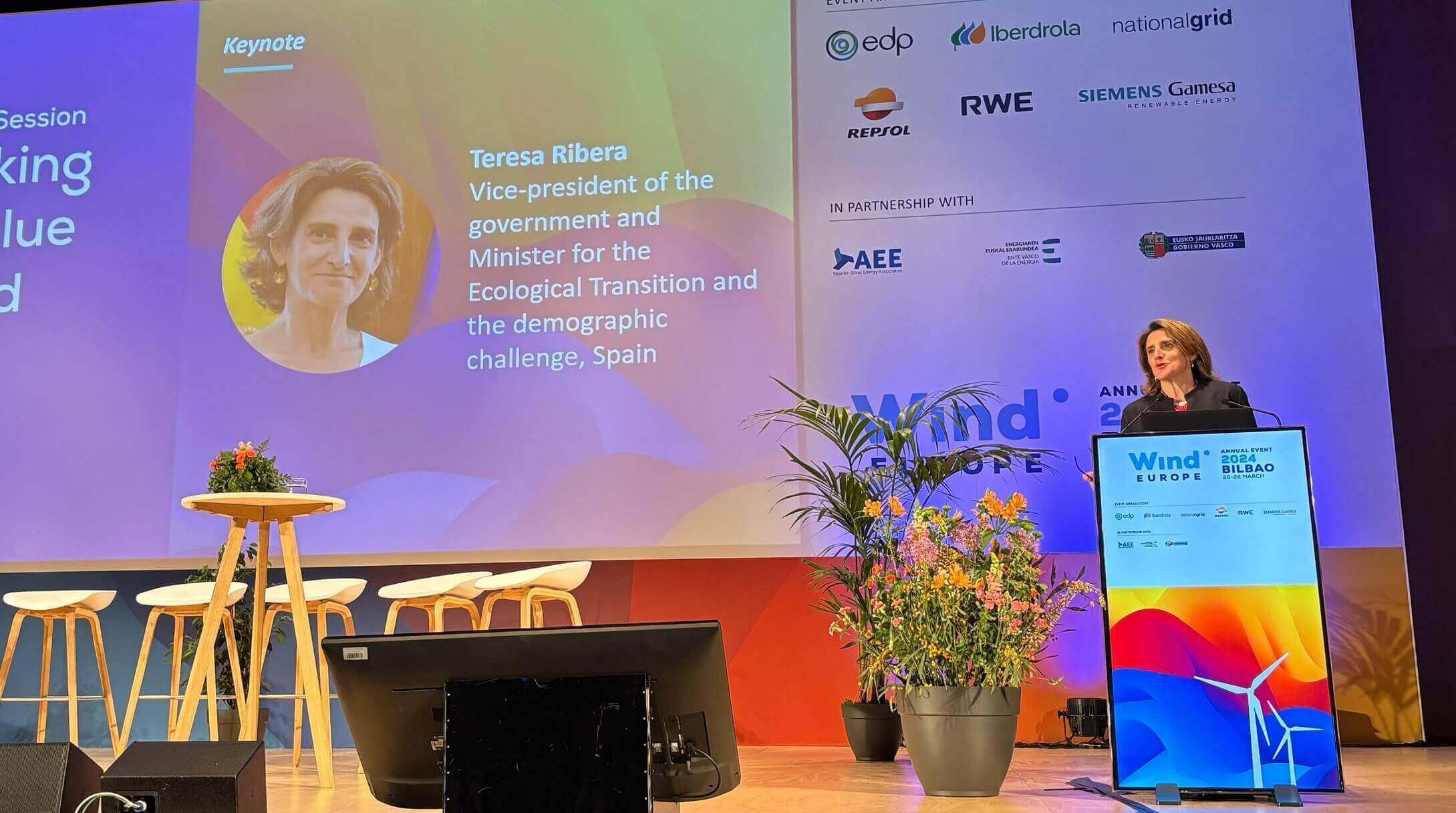 La vicepresidenta Teresa Ribera irrumpe en el conflicto abierto entre Iberdrola y Repsol