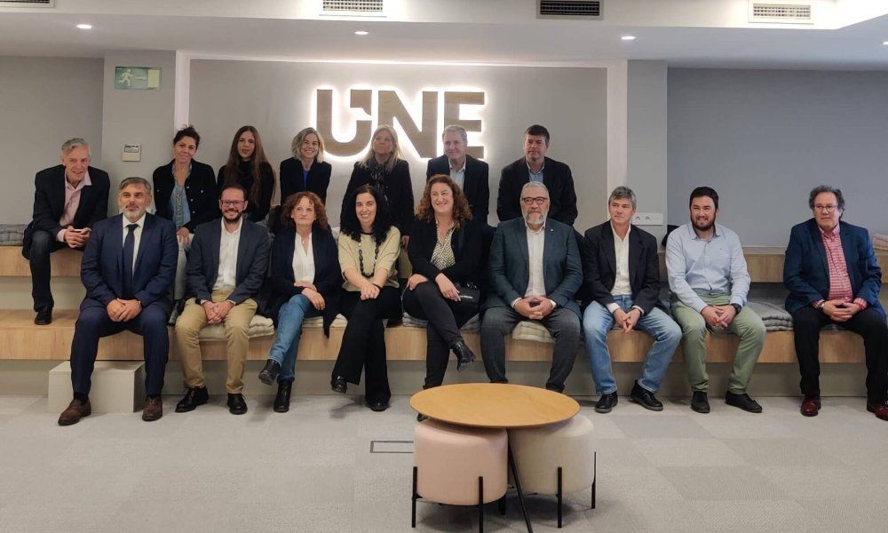 En la imagen, los responsables de Ecolum posan con los representantes de los medios de comunicación presentes en la rueda de prensa