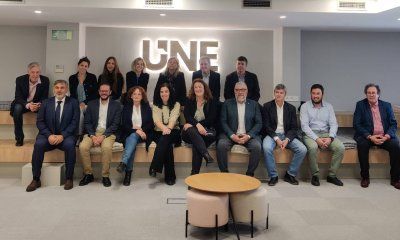 En la imagen, los responsables de Ecolum posan con los representantes de los medios de comunicación presentes en la rueda de prensa