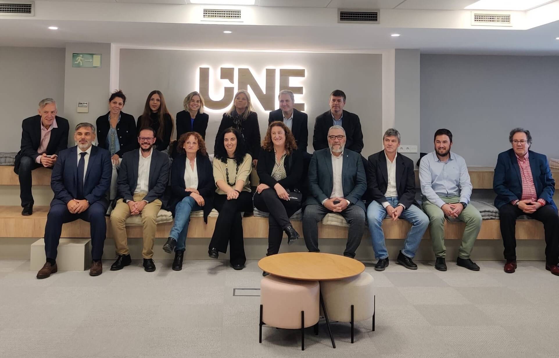 En la imagen, los responsables de Ecolum posan con los representantes de los medios de comunicación presentes en la rueda de prensa