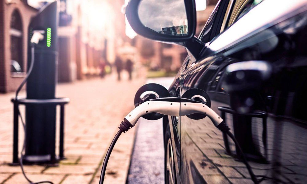 El precio del coche eléctrico de ocasión cae casi un 6 % a cierre del primer trimestre del año