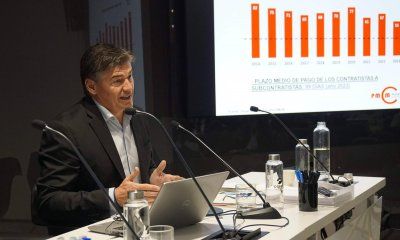 Este martes el Parlamento Europeo debe aprobar el nuevo Reglamento Europeo contra la Morosidad que reclaman las empresas Este martes 23 de abril, en su último plenario antes de las elecciones de junio, el Parlamento Europeo tiene previsto aprobar el nuevo Reglamento Europeo contra la Morosidad, que es de obligado cumplimiento y prevé sancionar a las empresas morosas si exceden del plazo de pago general fijado en 30 días. La nueva norma debería marcar “el fin de los plazos abusivos que minan la competitividad y viabilidad de las empresas, especialmente las pymes y autónomos, afectando su productividad y capacidad de empleo”, según la Plataforma Multisectorial contra la Morosidad. En todo caso, después de su aprobación en el Parlamento, la normativa tendrá que pasar por el Consejo de la Unión Europea. Mientras tanto, en España, la situación de los plazos de pago sigue manteniendo niveles muy por encima de lo establecido en la ley. La semana pasada, la PMcM presentó en la sede de Cesce, en Madrid su “Informe sobre Morosidad: Estudio Plazos de Pago en España 2023”, y sus conclusiones reflejan que durante 2023 el plazo medio de pago del sector privado aumentó 3 días (hasta los 70 días de media), mientras que el del sector público se redujo 12 días (hasta situarse en una media de 55 días). Ambos están por encima de los plazos máximos que dicta la Ley 15/2010, que son de 60 días para las empresas y de 30 días para las Administraciones Públicas. En el ámbito privado, destaca el hecho de que quienes peor pagan son las grandes empresas, más de 8 de cada 10 de ellas lo hacen por encima del plazo legal, el 45 % lo hacen a más de 90 días y el 36 % entre 60 y 90 días. Sólo el restante 19 % pagan dentro del plazo establecido. En el ámbito público, es la Administración Local la que tarda más en pagar según opina un 53 % de los encuestados, mientras un 32 % cree que es la Administración Regional, y el 15 % restante se lo achaca a la Administración Central. Del estudio estadístico se desprenden también otros datos, como que al 62 % de los proveedores se les imponen plazos de pago superiores a los permitidos por ley, sin que ello tenga consecuencias, o también que el 93 % de los proveedores no exigieron la indemnización legal por costes de recobro en caso de retraso o impago, y el 85 % nunca o casi nunca exigieron a sus clientes morosos los intereses de demora. El análisis concluye también que los subcontratistas cobran de los contratistas principales a 99 días de media y la PMcM denuncia casos de asociados han recibido contratos en los que el medio de pago es un confirming a 240 días en obras en las que operan como subcontratistas. Por esto último, la Plataforma reitera la denuncia sobre que “la cadena de pagos en el sector público está mal controlada y esto permite que el dinero no fluya hasta el último eslabón, los subcontratistas, en su mayoría pymes y autónomos”. El hecho de que no se están controlando los pagos de los principales contratistas a subcontratistas ha sido constatado por la Oficina Independiente de Regulación y Supervisión de la Contratación, Oreiscon, en su último informe anual publicado. La PMcM insiste también en que “la falta de información impide la supervisión de obligaciones impuestas a las Administraciones Públicas, tales como si se verifica el pago del adjudicatario a los subcontratistas y proveedores”. El porcentaje de licitaciones de las que no se tiene datos, en relación a su subcontratación, aumentó en 2022 al 96,59 %, esto es, 13.327 licitaciones. Nuevo Reglamento Europeo contra la Morosidad Respecto a la aprobación del nuevo Reglamento Europeo contra la Morosidad, el presidente de la PMcM, Antoni Cañete, cree que marcará “el fin de los plazos abusivos que minan la competitividad y viabilidad de las empresas, especialmente las pymes y autónomos, afectando su productividad y capacidad de empleo”, y añade que “mejorará sin lugar a dudas la liquidez económica y, por ende, la viabilidad de las empresas”. Pero la Plataforma considera también que hasta su aprobación definitiva, debe continuar “vigilante para evitar que las presiones de los lobbies empresariales consigan frenar la tramitación del reglamento”. Cañete adelantó también que la Plataforma formará parte del Consejo Estatal de la Pyme y, de este modo, también del Observatorio de la Morosidad, que debe empezar a funcionar en un breve periodo. Este martes el Parlamento Europeo debe aprobar el nuevo Reglamento Europeo contra la Morosidad que reclaman las empresas