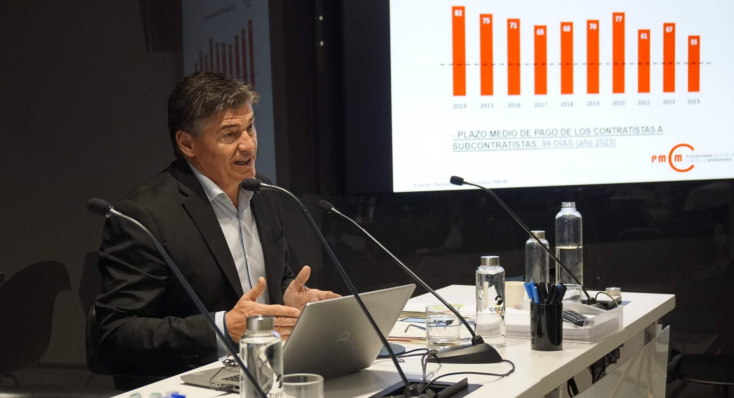 Este martes el Parlamento Europeo debe aprobar el nuevo Reglamento Europeo contra la Morosidad que reclaman las empresas Este martes 23 de abril, en su último plenario antes de las elecciones de junio, el Parlamento Europeo tiene previsto aprobar el nuevo Reglamento Europeo contra la Morosidad, que es de obligado cumplimiento y prevé sancionar a las empresas morosas si exceden del plazo de pago general fijado en 30 días. La nueva norma debería marcar “el fin de los plazos abusivos que minan la competitividad y viabilidad de las empresas, especialmente las pymes y autónomos, afectando su productividad y capacidad de empleo”, según la Plataforma Multisectorial contra la Morosidad. En todo caso, después de su aprobación en el Parlamento, la normativa tendrá que pasar por el Consejo de la Unión Europea. Mientras tanto, en España, la situación de los plazos de pago sigue manteniendo niveles muy por encima de lo establecido en la ley. La semana pasada, la PMcM presentó en la sede de Cesce, en Madrid su “Informe sobre Morosidad: Estudio Plazos de Pago en España 2023”, y sus conclusiones reflejan que durante 2023 el plazo medio de pago del sector privado aumentó 3 días (hasta los 70 días de media), mientras que el del sector público se redujo 12 días (hasta situarse en una media de 55 días). Ambos están por encima de los plazos máximos que dicta la Ley 15/2010, que son de 60 días para las empresas y de 30 días para las Administraciones Públicas. En el ámbito privado, destaca el hecho de que quienes peor pagan son las grandes empresas, más de 8 de cada 10 de ellas lo hacen por encima del plazo legal, el 45 % lo hacen a más de 90 días y el 36 % entre 60 y 90 días. Sólo el restante 19 % pagan dentro del plazo establecido. En el ámbito público, es la Administración Local la que tarda más en pagar según opina un 53 % de los encuestados, mientras un 32 % cree que es la Administración Regional, y el 15 % restante se lo achaca a la Administración Central. Del estudio estadístico se desprenden también otros datos, como que al 62 % de los proveedores se les imponen plazos de pago superiores a los permitidos por ley, sin que ello tenga consecuencias, o también que el 93 % de los proveedores no exigieron la indemnización legal por costes de recobro en caso de retraso o impago, y el 85 % nunca o casi nunca exigieron a sus clientes morosos los intereses de demora. El análisis concluye también que los subcontratistas cobran de los contratistas principales a 99 días de media y la PMcM denuncia casos de asociados han recibido contratos en los que el medio de pago es un confirming a 240 días en obras en las que operan como subcontratistas. Por esto último, la Plataforma reitera la denuncia sobre que “la cadena de pagos en el sector público está mal controlada y esto permite que el dinero no fluya hasta el último eslabón, los subcontratistas, en su mayoría pymes y autónomos”. El hecho de que no se están controlando los pagos de los principales contratistas a subcontratistas ha sido constatado por la Oficina Independiente de Regulación y Supervisión de la Contratación, Oreiscon, en su último informe anual publicado. La PMcM insiste también en que “la falta de información impide la supervisión de obligaciones impuestas a las Administraciones Públicas, tales como si se verifica el pago del adjudicatario a los subcontratistas y proveedores”. El porcentaje de licitaciones de las que no se tiene datos, en relación a su subcontratación, aumentó en 2022 al 96,59 %, esto es, 13.327 licitaciones. Nuevo Reglamento Europeo contra la Morosidad Respecto a la aprobación del nuevo Reglamento Europeo contra la Morosidad, el presidente de la PMcM, Antoni Cañete, cree que marcará “el fin de los plazos abusivos que minan la competitividad y viabilidad de las empresas, especialmente las pymes y autónomos, afectando su productividad y capacidad de empleo”, y añade que “mejorará sin lugar a dudas la liquidez económica y, por ende, la viabilidad de las empresas”. Pero la Plataforma considera también que hasta su aprobación definitiva, debe continuar “vigilante para evitar que las presiones de los lobbies empresariales consigan frenar la tramitación del reglamento”. Cañete adelantó también que la Plataforma formará parte del Consejo Estatal de la Pyme y, de este modo, también del Observatorio de la Morosidad, que debe empezar a funcionar en un breve periodo. Este martes el Parlamento Europeo debe aprobar el nuevo Reglamento Europeo contra la Morosidad que reclaman las empresas