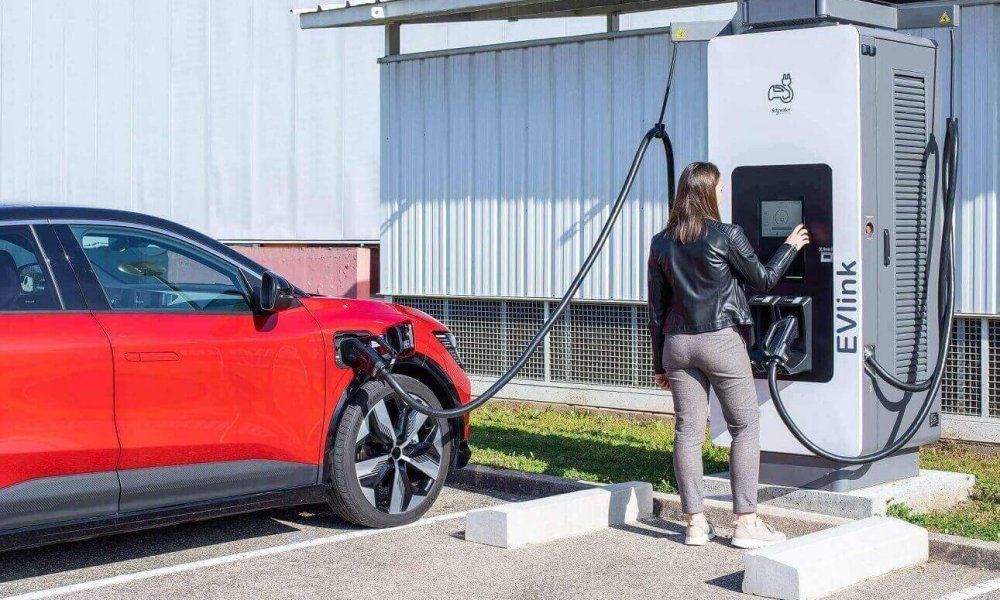 Schneider Electric estrena EVlink Pro DC 180kW, nueva estación de carga rápida para vehículos eléctricos