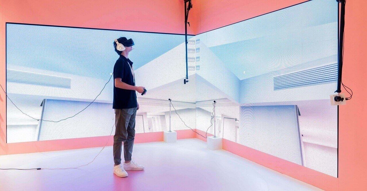 Simon construye un puente holográfico entre sus espacios de Madrid y Barcelona