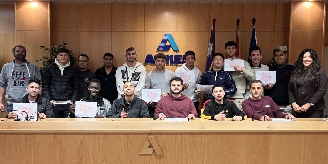 100 % de empleabilidad para 16 recién titulados en iniciación en instalaciones fotovoltaicas