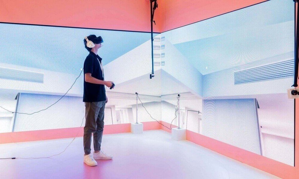 Simon construye un puente holográfico entre sus espacios de Madrid y Barcelona