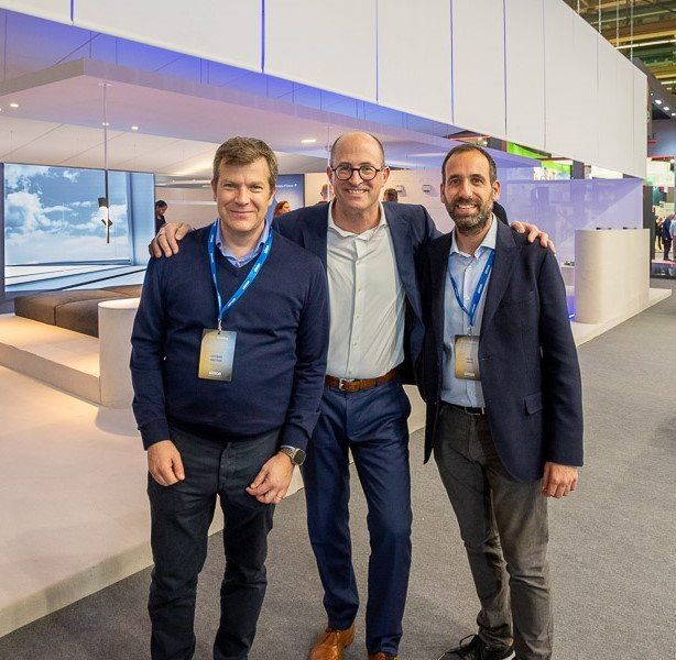 De izquierda a derecha, Esteban Bretcha, CEO de Simon; Martin Frechen, director gerente de Steinel; y Marc Pérez, director gerente de Simon EMEA