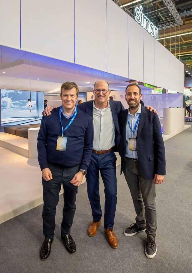 De izquierda a derecha, Esteban Bretcha, CEO de Simon; Martin Frechen, director gerente de Steinel; y Marc Pérez, director gerente de Simon EMEA