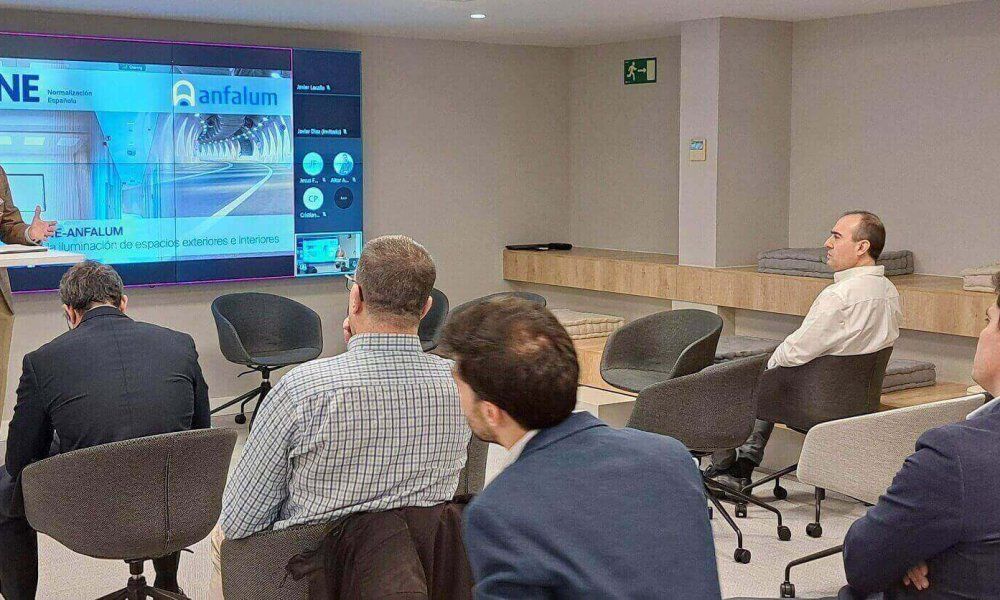 Anfalum y UNE abordan las normas para la iluminación de espacios exteriores e interiores