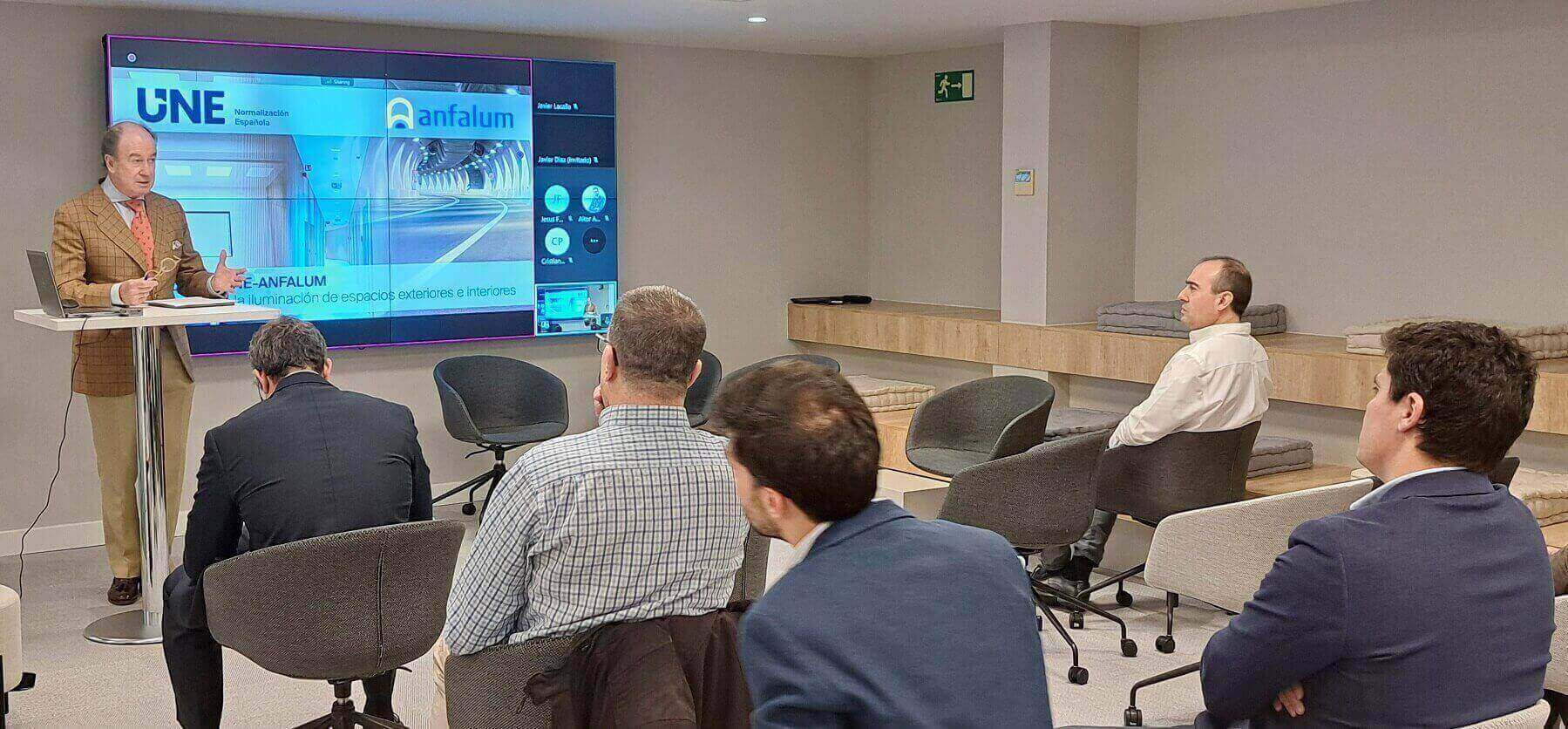 Anfalum y UNE abordan las normas para la iluminación de espacios exteriores e interiores