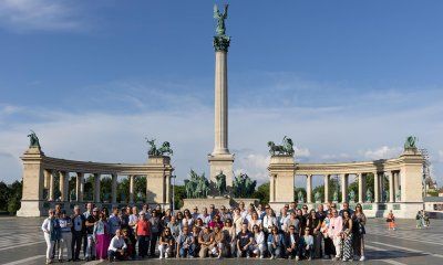 Las delegaciones de Hager y Nou Grup posan en la Plaza de los Héroes de Budapest