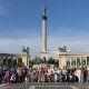 Las delegaciones de Hager y Nou Grup posan en la Plaza de los Héroes de Budapest