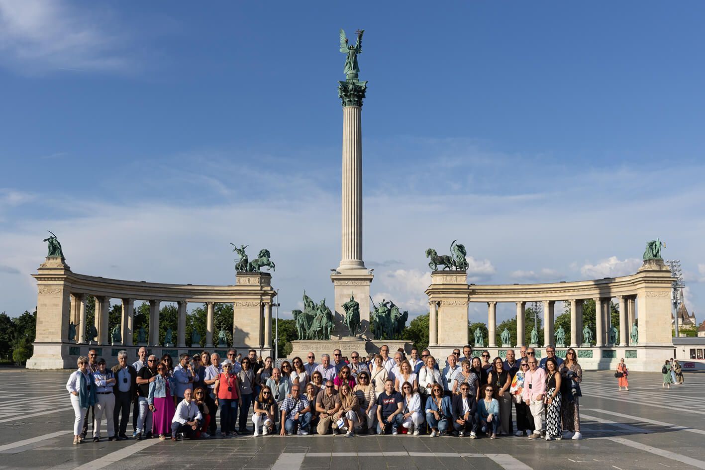 Las delegaciones de Hager y Nou Grup posan en la Plaza de los Héroes de Budapest