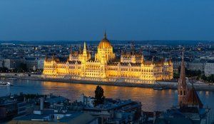 Una imagen nocturna del Parlamento de Budapest