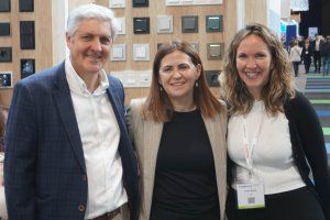 Ruth Solozábal, acompañada por Paco Álvarez, Business Development Manager, y Silvia Blanes, Digital Communications Specialist, de ABB