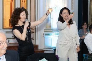 Montserrat Bayés y Gloria González brindan por la unión de Hager y Nou Grup
