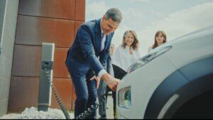 Un momento de la demostración simbólica de la carga de vehículos eléctricos