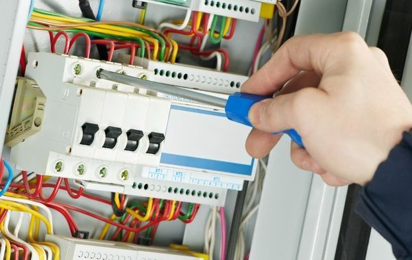 Las ventas de material eléctrico siguen en retroceso, pero avanzan 1,5 puntos respecto al primer semestre