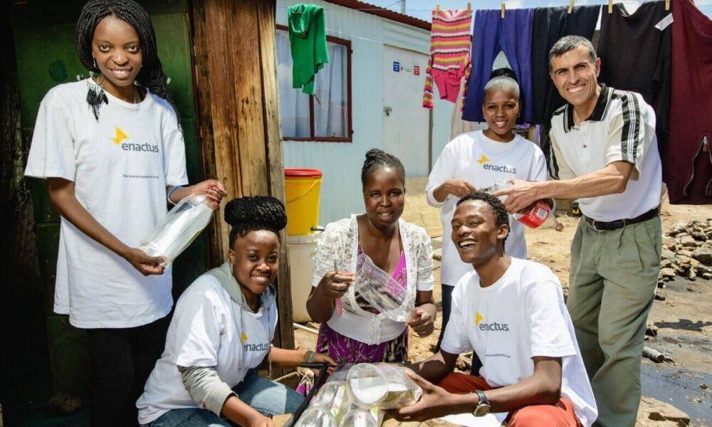 Schneider Electric y su Fundación se unen a Enactus para promover el emprendimiento entre los jóvenes