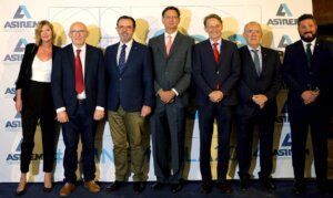 Autoridades presentes en la Gala posan junto al presidente de Asinem, Francisco Javier Piña, en el centro de la imagen, y el el conseller de Empresa, Ocupación y Energía del Gobierno Autonómico Balear, Alejandro Saenz de San Pedro, a su derecha