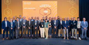 Los organizadores del certamen posan en el escenario de L´Auditori